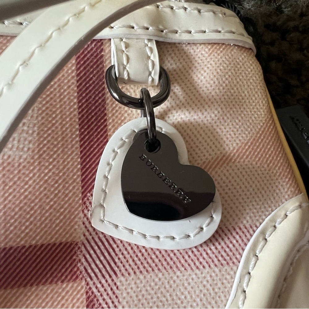 Burberry Heart Charm Wristlet in Cream heart pattern - Picture 3 of 9